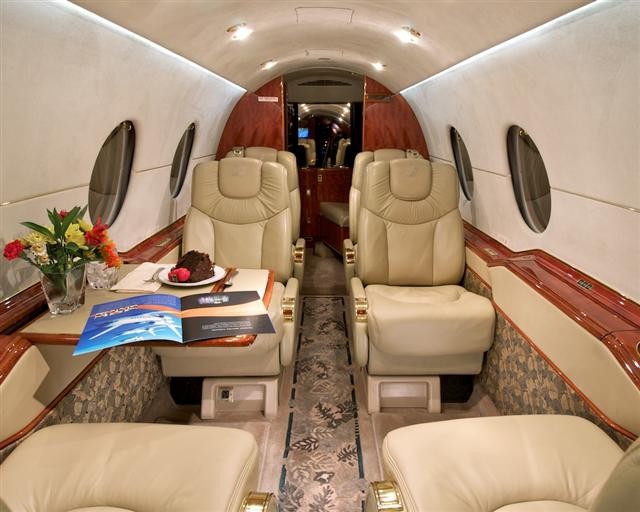 hawker_400xp_interior.jpg